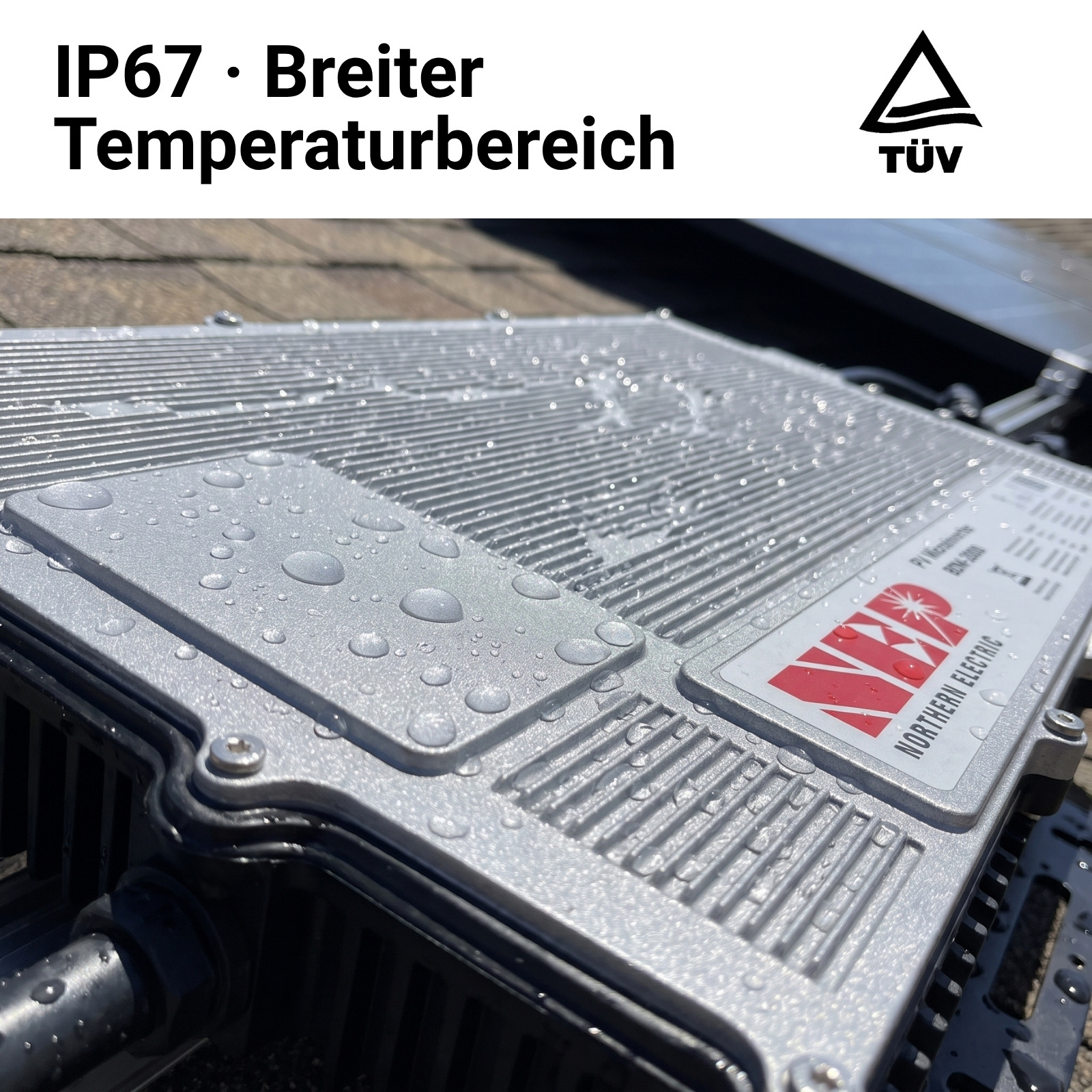 Wasserdichter Solar-Wechselrichter mit IP67-Zertifizierung und TÜV-Logo im Freien auf einem Dach.