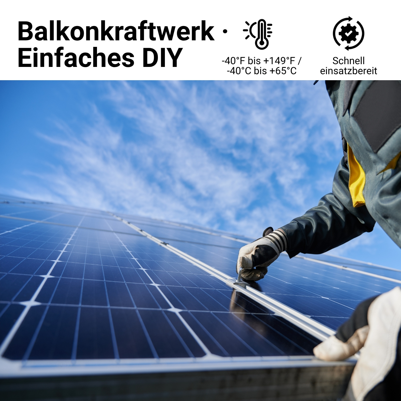 Hand in Schutzhandschuh montiert Solarmodule, blauer Himmel im Hintergrund.
