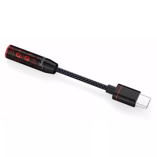 Un cavo adattatore USB-C nero con motivi rossi e filo intrecciato su sfondo bianco.