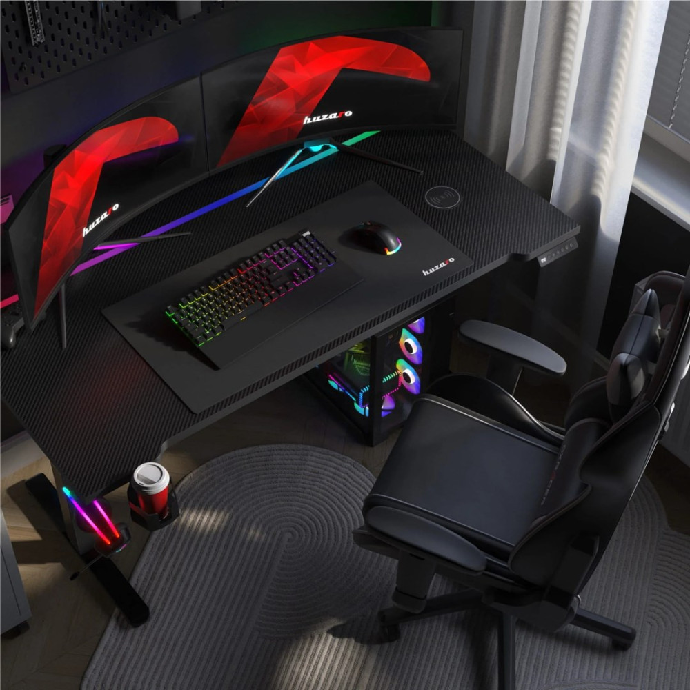 Nowoczesne stanowisko do gier z dwoma monitorami, klawiaturą, myszką, oświetleniem RGB i czarnym fotelem.