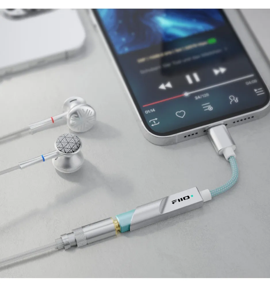 Auriculares con conector plateado y adaptador de audio FiiO azul conectados a un smartphone.