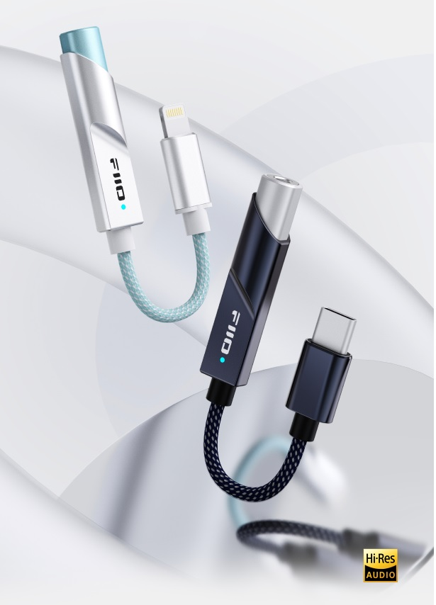 Dos amplificadores de auriculares portátiles con cables trenzados sobre fondo blanco y logotipo Hi-Res.