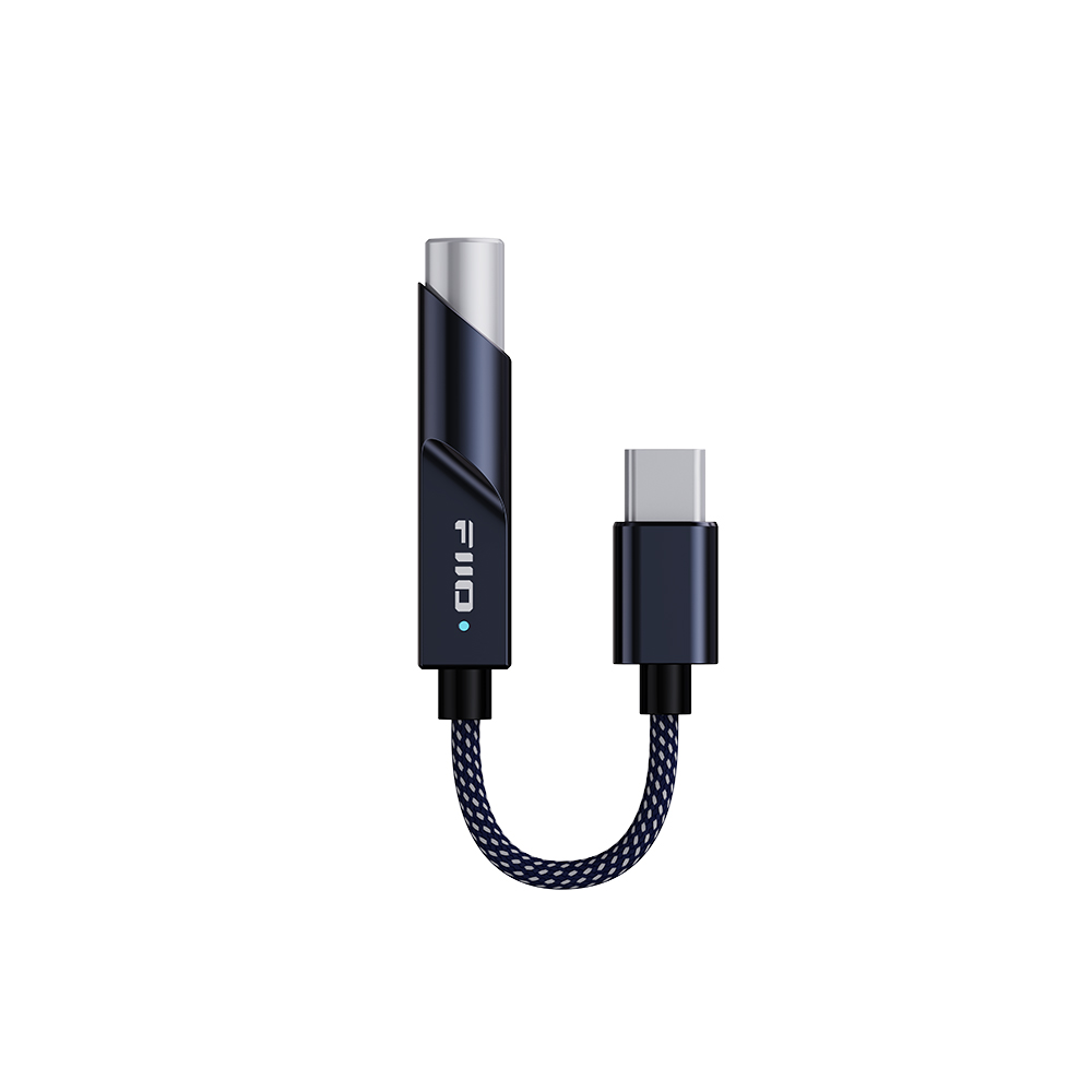 Un adaptador de auriculares USB-C azul con un cable trenzado corto y una pequeña luz LED azul sobre fondo blanco.