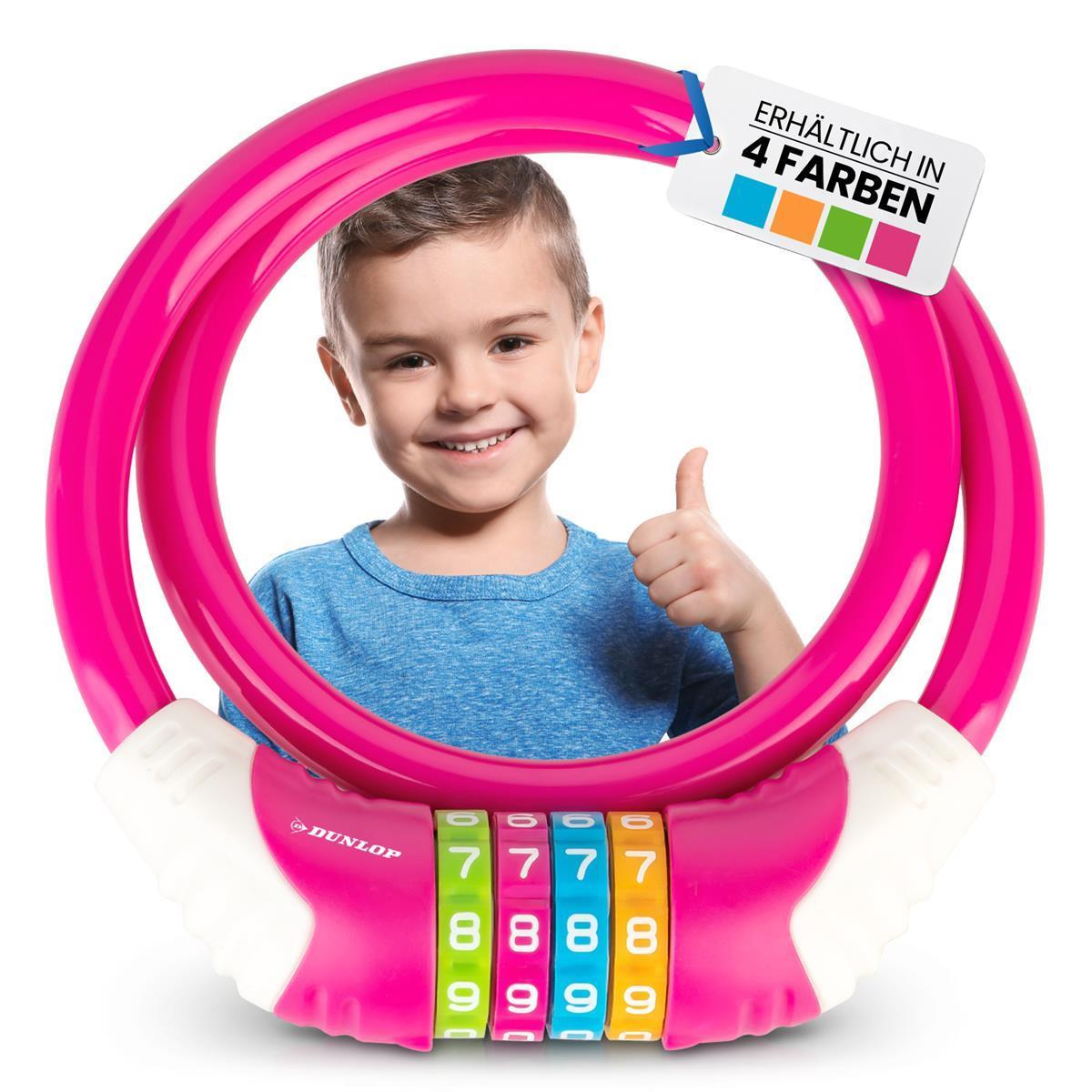 Junge in blauem Shirt zeigt Daumen hoch hinter pinkem Reifen mit Zahlenschloss.