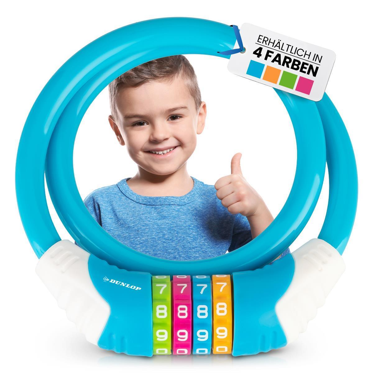 Ein Junge zeigt durch einen blauen Dunlop-Kabelschloss-Ring den Daumen nach oben.