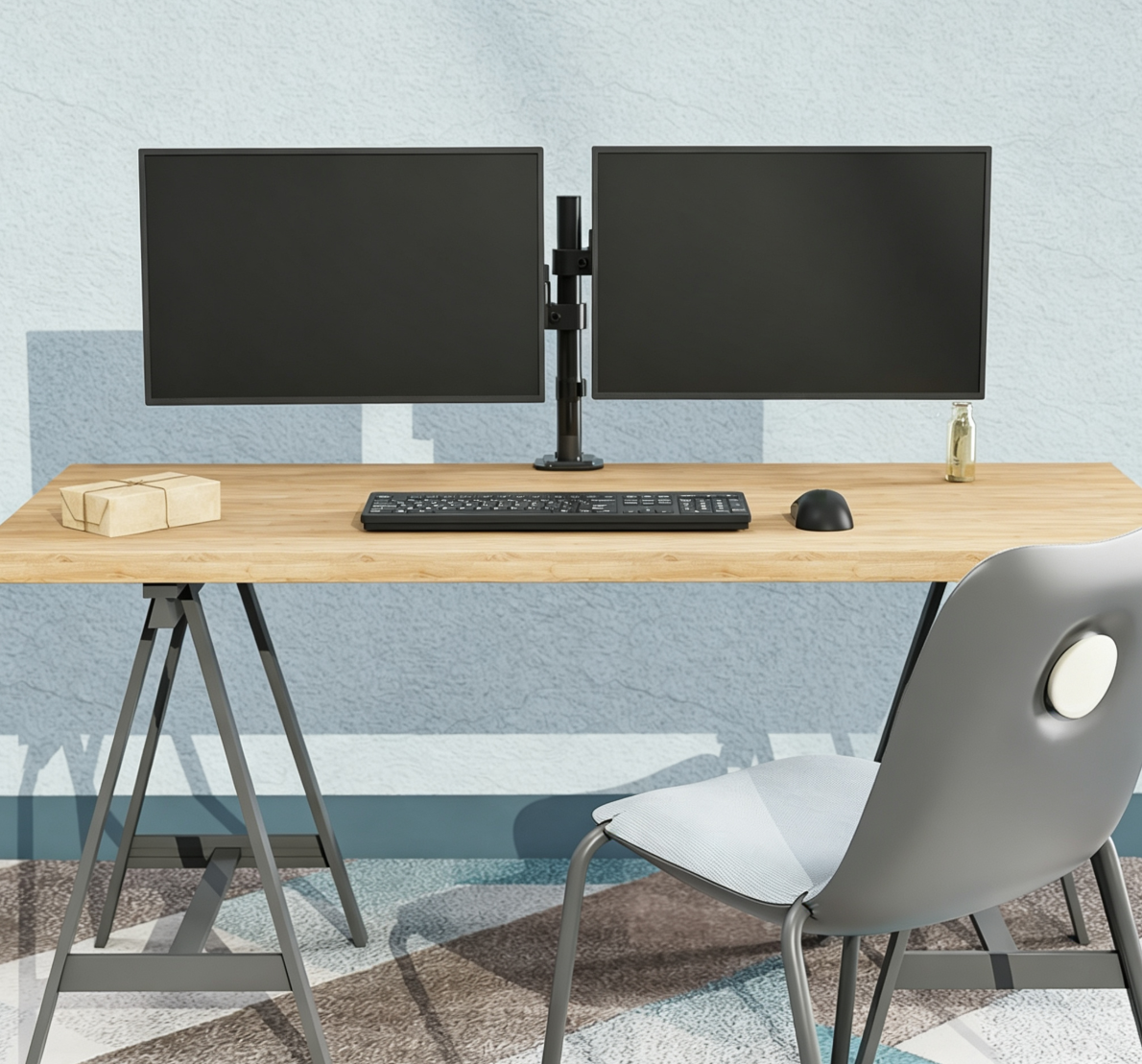 Houten bureau met twee monitoren op standaard, toetsenbord, muis en een grijze stoel op tapijt.