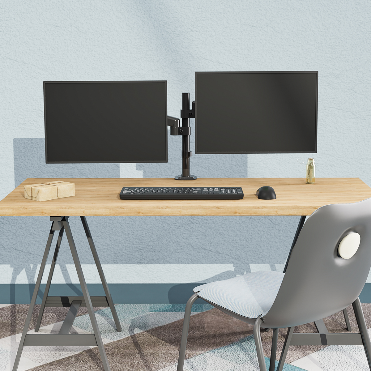 Een houten bureau met twee monitoren op een standaard, toetsenbord, muis en een stoel ervoor op een kleed.