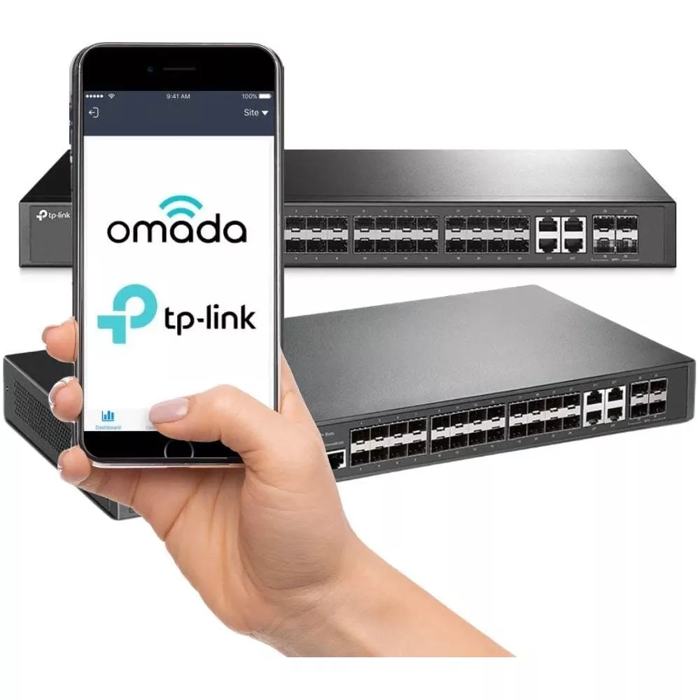 Mano che regge uno smartphone con l'app Omada davanti a due switch di rete.