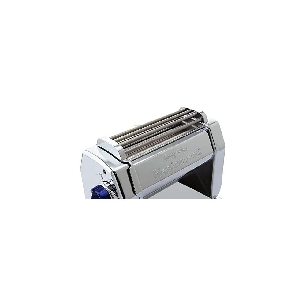 Accessorio per pasta in argento lucido su sfondo bianco con manopola blu.