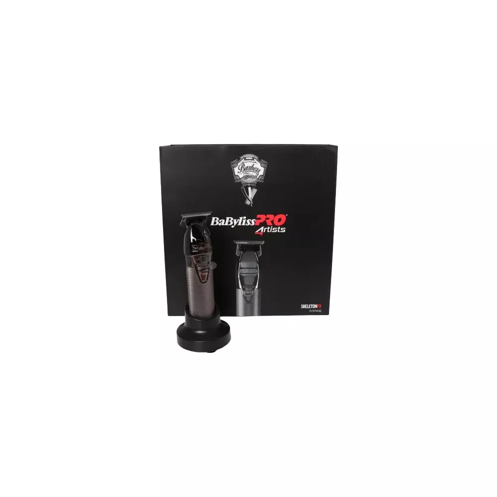 Recortadora de pelo Babyliss Pro en su base de carga frente a una caja negra.
