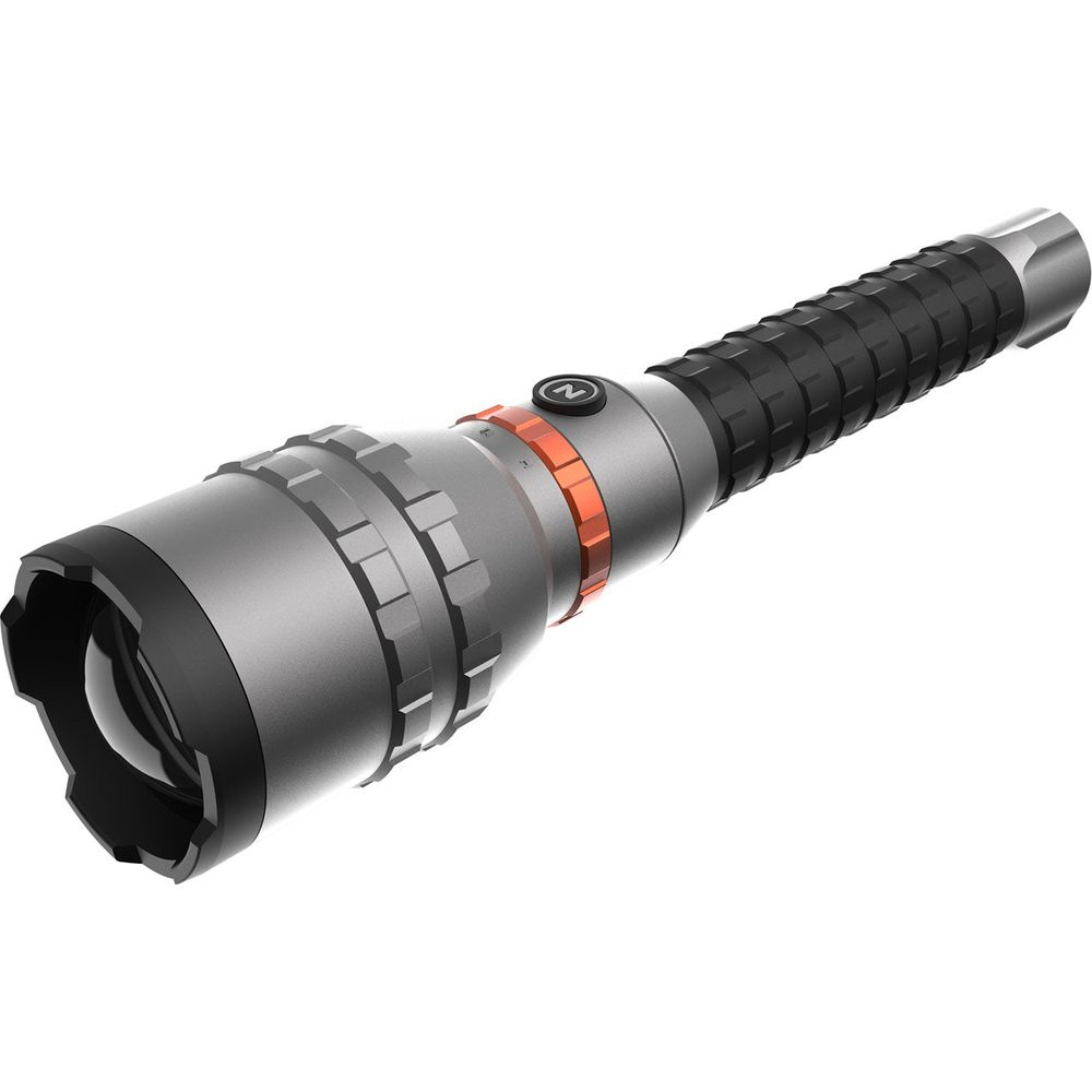Eine graue und schwarze LED-Taschenlampe mit geriffeltem Griff und orangem Akzentring vor weißem Hintergrund.
