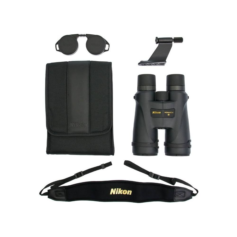 Binocolo Nikon con accessori tra cui custodia, tracolla, copriobiettivo e supporto.