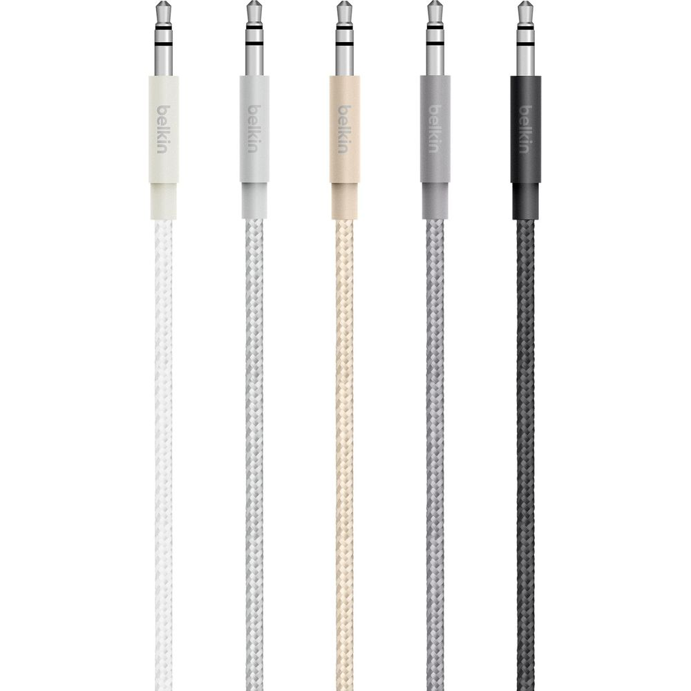 Fünf Belkin-Audiokabel in Weiß, Silber, Beige, Grau und Schwarz vor weißem Hintergrund.