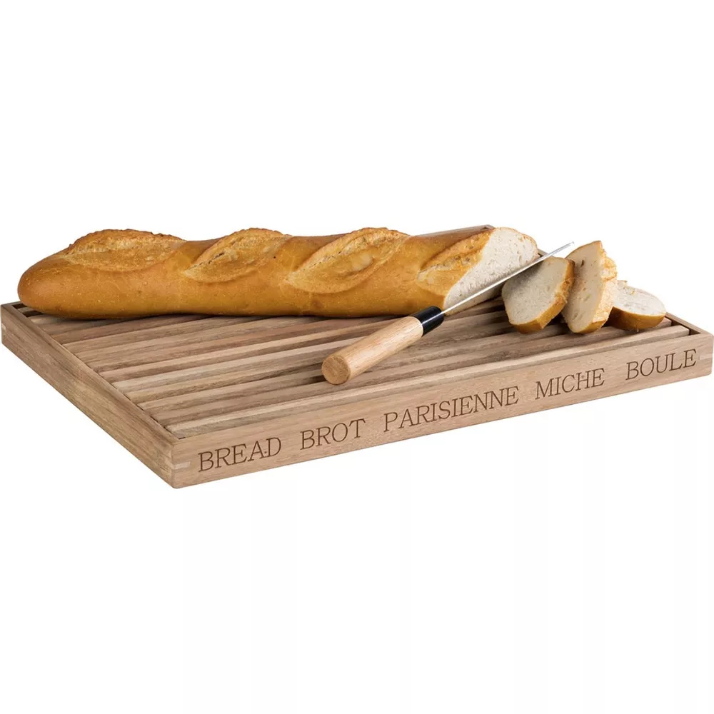 Ein langes Baguette auf einem Holzschneidebrett mit Brotmesser.