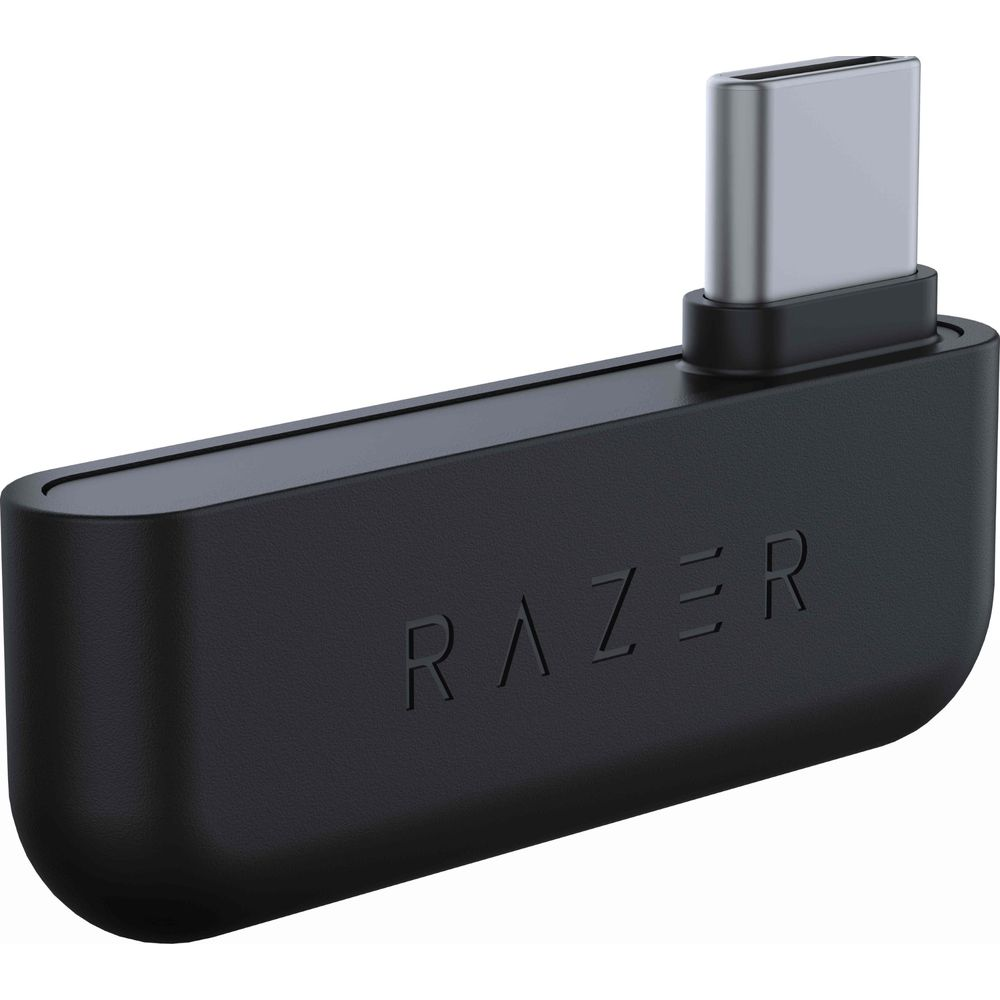 Un transceptor inalambrico Razer USB-C negro con un conector plateado sobre fondo blanco.
