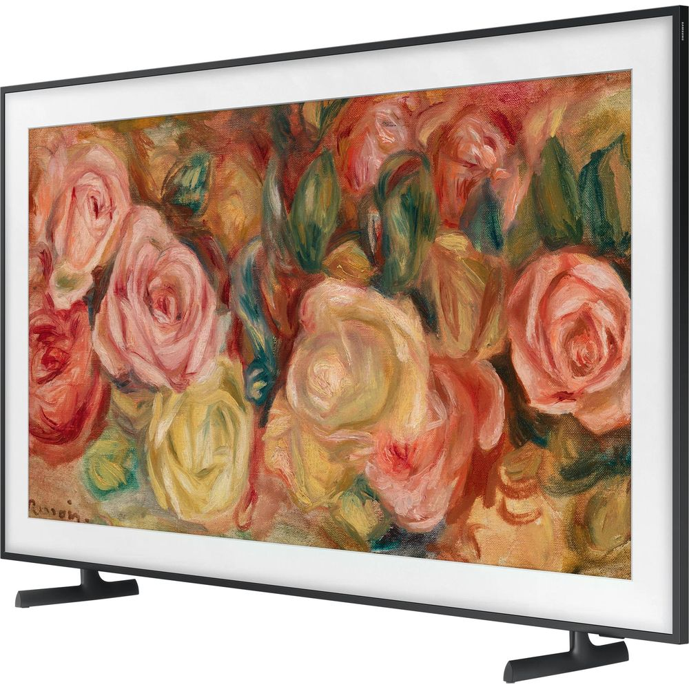 Ein Fernseher mit weißem Rahmen und Ständern zeigt ein Ölgemälde von roten, rosa und gelben Rosen.