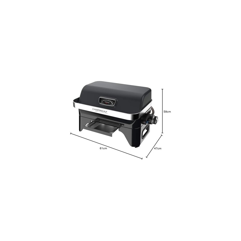 Schwarzer Campingaz Grill mit Abmessungen 61cm Breite, 47cm Tiefe und 59cm Höhe auf weißem Hintergrund.
