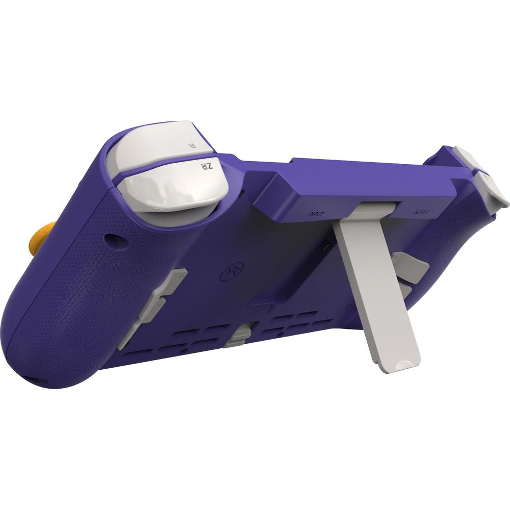 Die Rückseite eines violetten Gamepads mit weißen Schultertasten und einem ausgeklappten weißen Ständer.