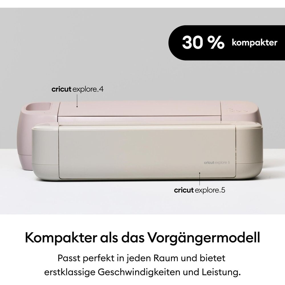 Dos máquinas de corte Cricut, Cricut Explore 4 y el nuevo modelo Cricut Explore 5 más compacto sobre una mesa clara.