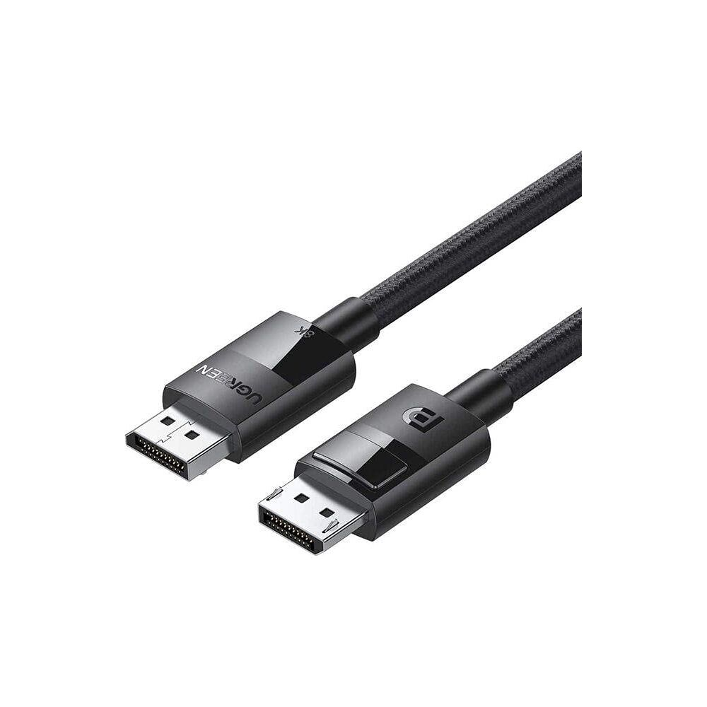 Czarny kabel DisplayPort w olocie w oplocie z dwoma wtykami na białym tle.