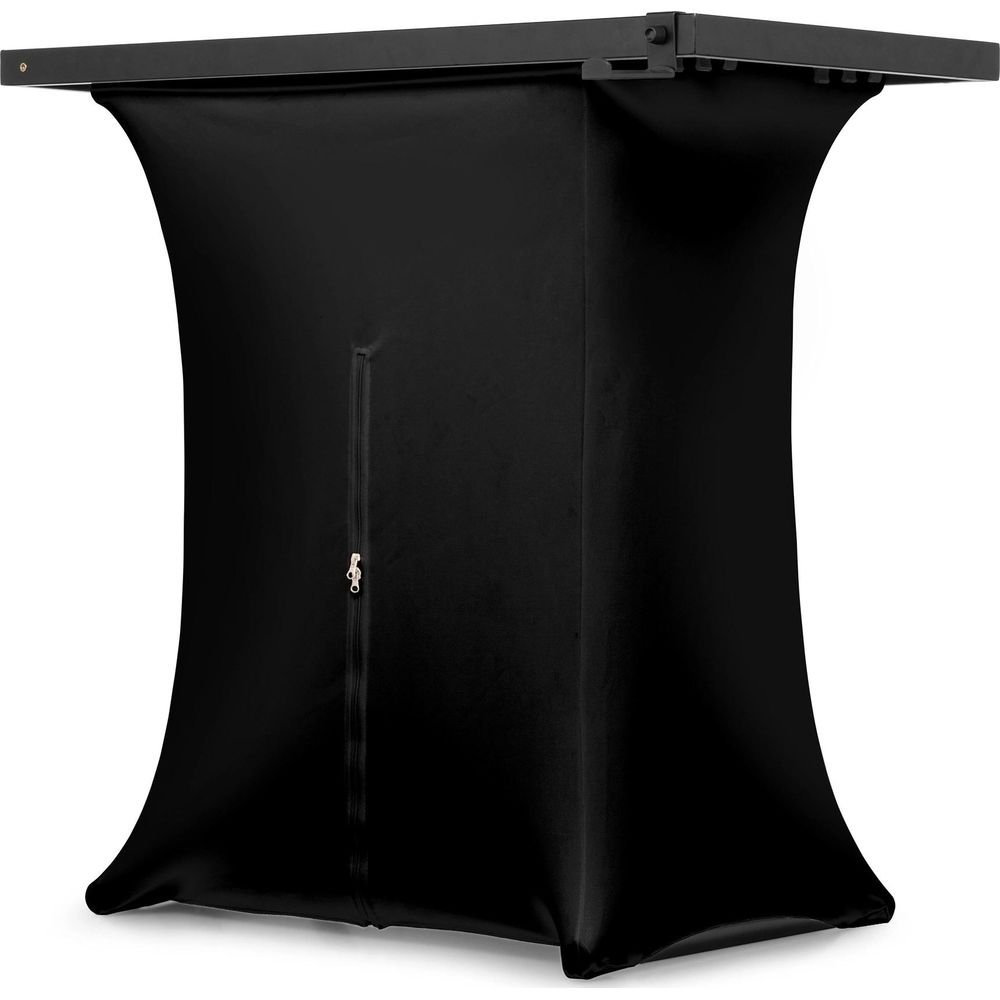 Una mesa alta negra cubierta con un mantel elástico ajustado que tiene una cremallera vertical al frente.