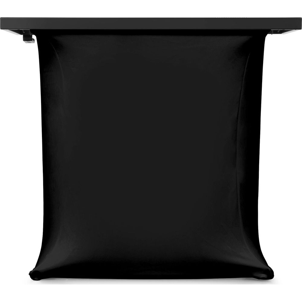 Una mesa negra con un mantel negro ajustado sobre un fondo blanco.