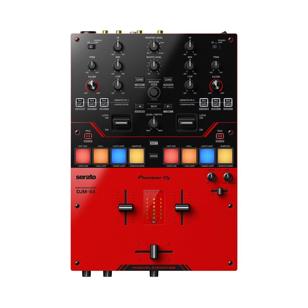 Ein roter Pioneer DJ DJM-S5 Performance-Mixer mit Knöpfen, Fadern und beleuchteten Pads.