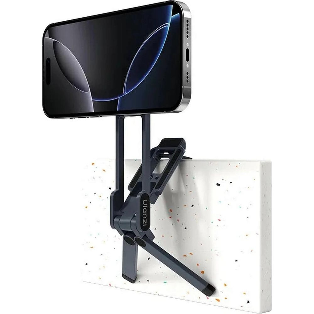 Uno smartphone montato su un supporto Ulanzi grigio scuro regolabile su sfondo bianco maculato.