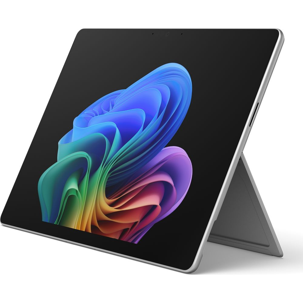Ein silbernes Tablet mit ausgeklapptem Ständer zeigt auf dem Bildschirm ein abstraktes, buntes Wirbelmuster.