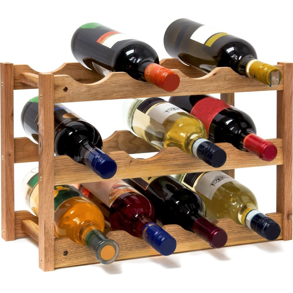 Ein hölzernes Weinregal mit acht Weinflaschen in verschiedenen Farben und Etiketten.