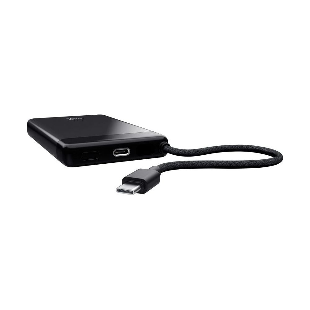 Ein schwarzer USB-C-Hub mit integriertem Kabel und silbernem Stecker auf weißem Hintergrund.