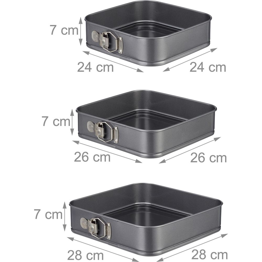 Drei graue quadratische Springformen mit Längen von 24, 26 und 28 cm und je 7 cm Höhe.