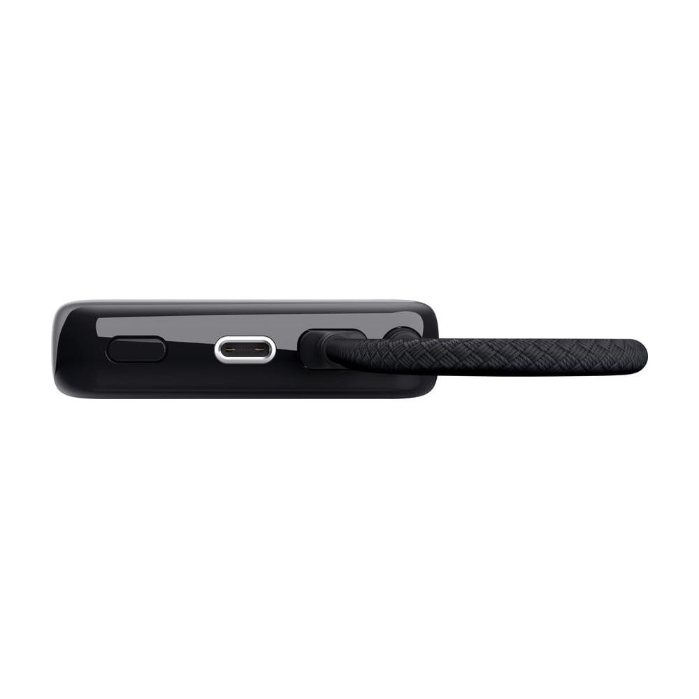 Eine schwarze Powerbank mit einem USB-C-Anschluss und einem geflochtenen Kabel vor weißem Hintergrund.