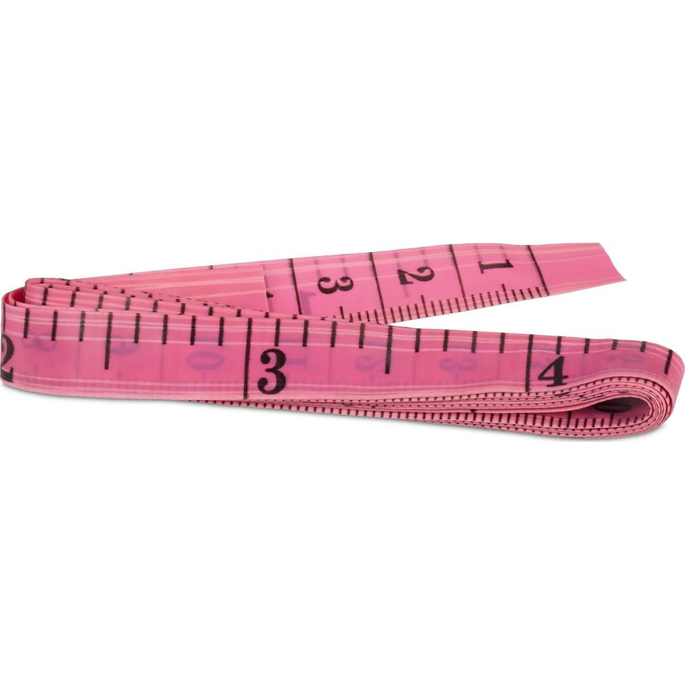 Ein zusammengerolltes pinkfarbenes Maßband mit schwarzen Zahlen und Markierungen auf weißem Hintergrund.
