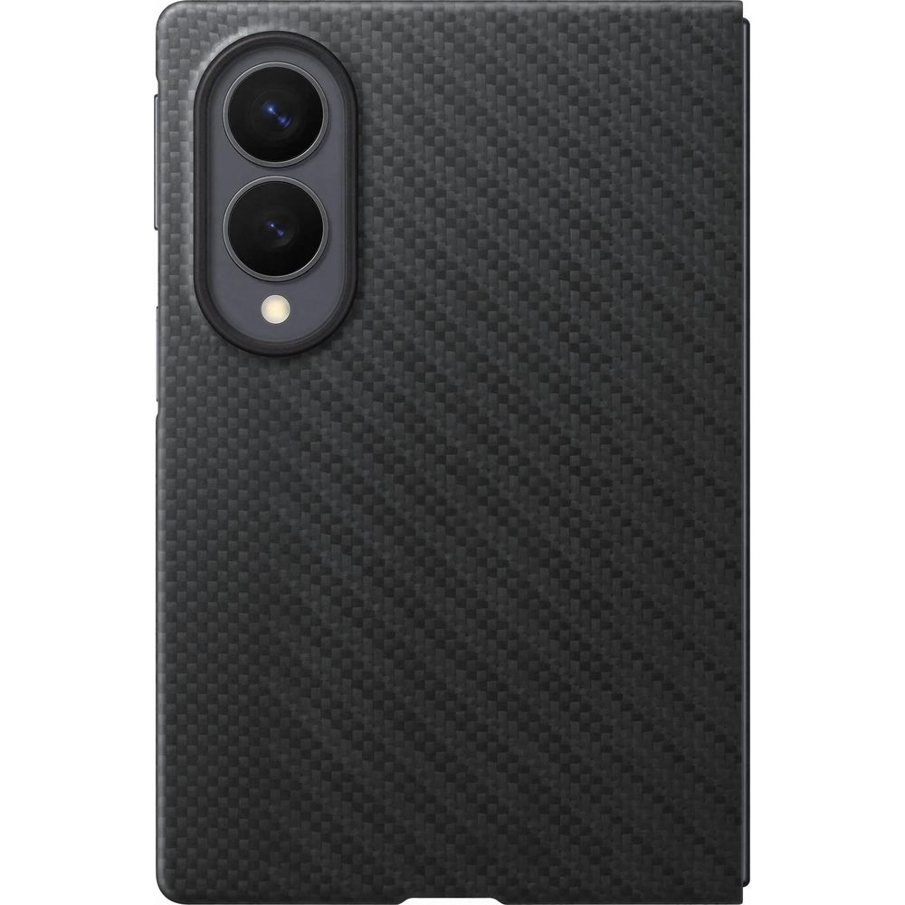 Parte trasera de una funda de smartphone negra con patrón de carbono y recorte de cámara ovalado arriba a la izquierda.
