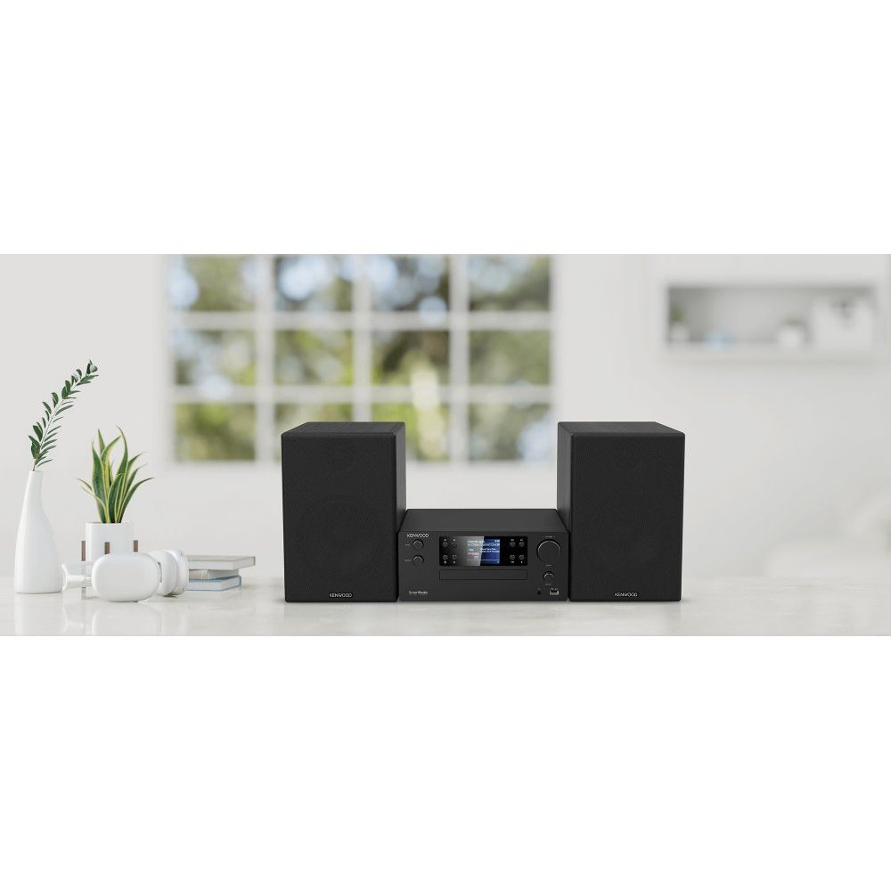 Un sistema stereo Kenwood nero con due altoparlanti su un tavolo bianco.
