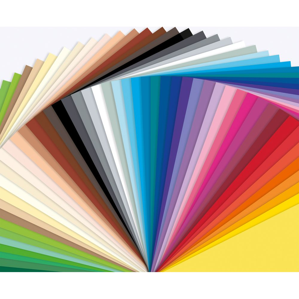 Eine bunte Sammlung von Papierblättern, die in einem lebendigen Regenbogenspektrum gefächert sind.