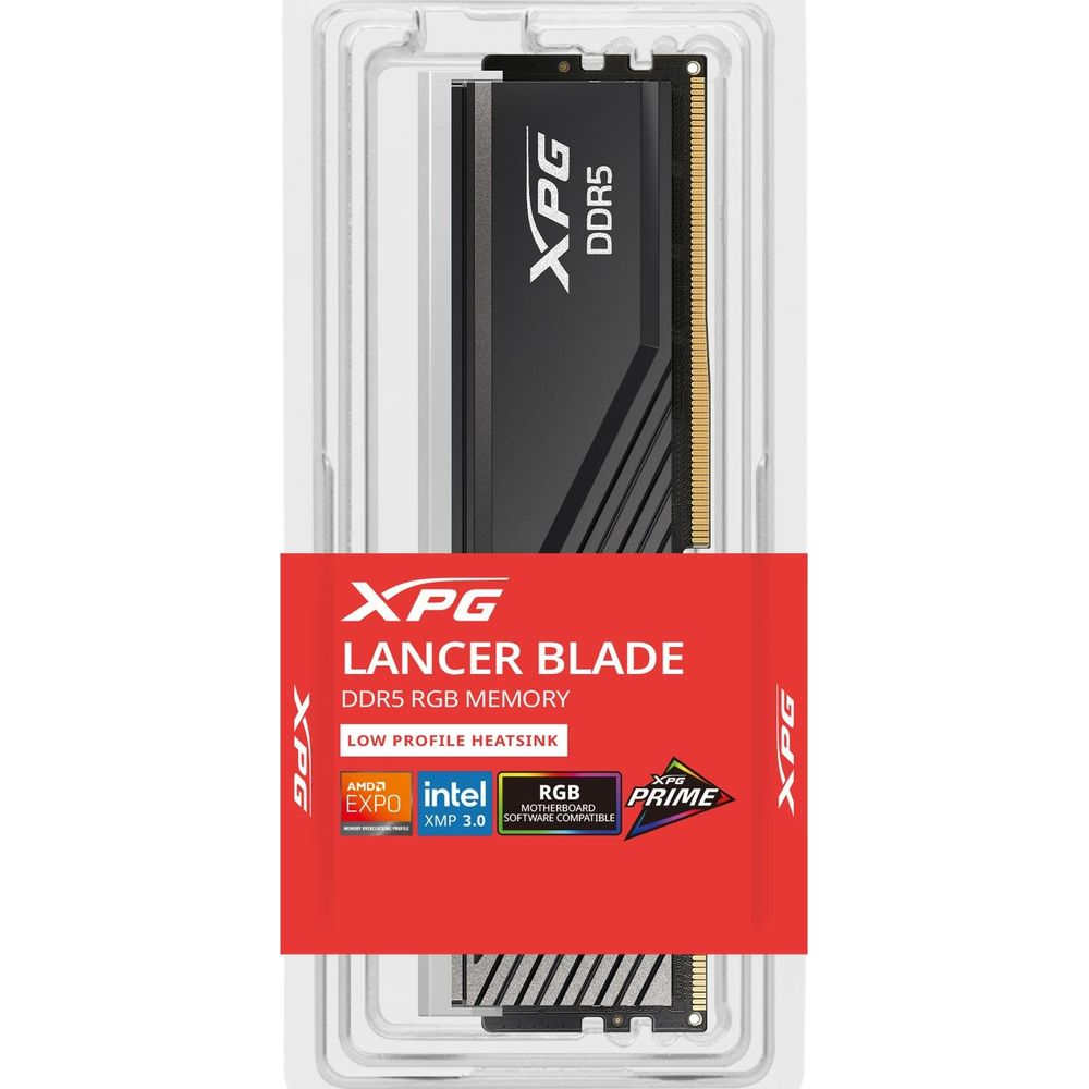 Moduł pamięci XPG Lancer Blade DDR5 RGB w przezroczystym plastikowym opakowaniu z czerwoną etykietą i logo kompatybilności.