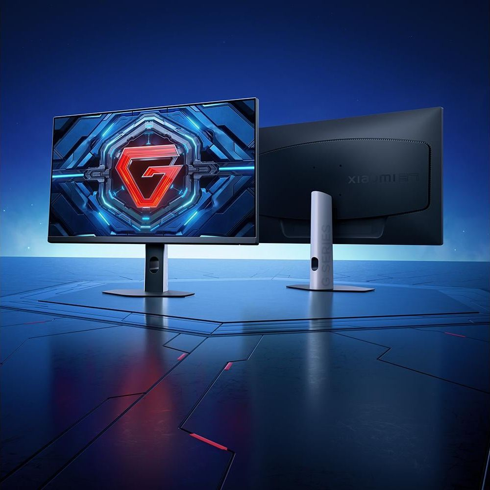 Dos monitores gaming negros con logo G rojo sobre fondo azul cyberpunk.