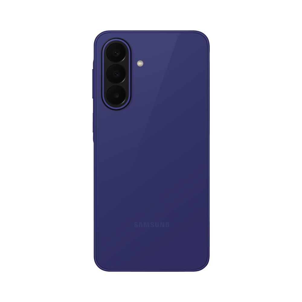Parte trasera de un smartphone Samsung morado oscuro con triple cámara vertical y flash LED sobre fondo blanco.