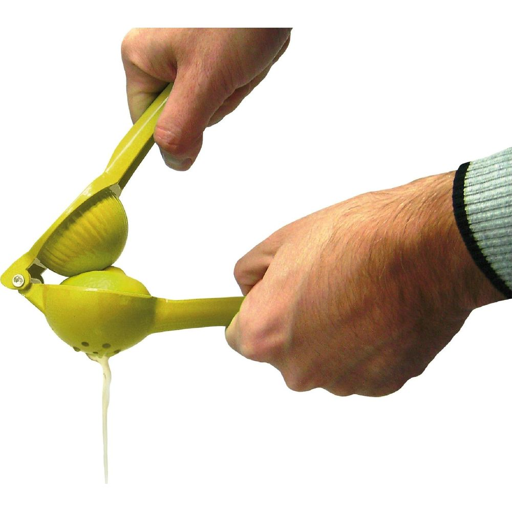 Person presst eine Limette mit einer gelben Zitronenpresse aus.