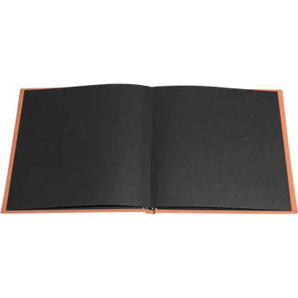 Ein offenes Notizbuch mit schwarzen Seiten und einem orangen Einband auf weißem Hintergrund.