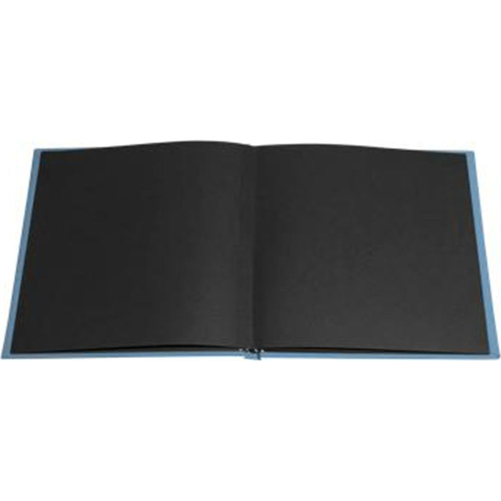 Ein offenes Fotoalbum mit schwarzen Seiten und hellem Einband auf weiBem Hintergrund.