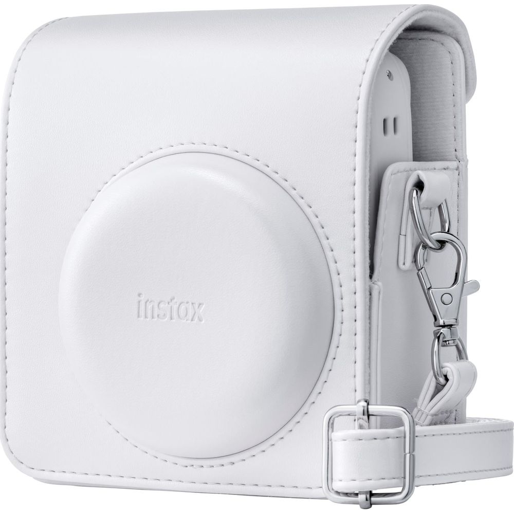Eine weiße Instax-Kameratasche aus Leder mit kreisförmiger Linsenabdeckung, silbernem Metallverschluss und Gurt.