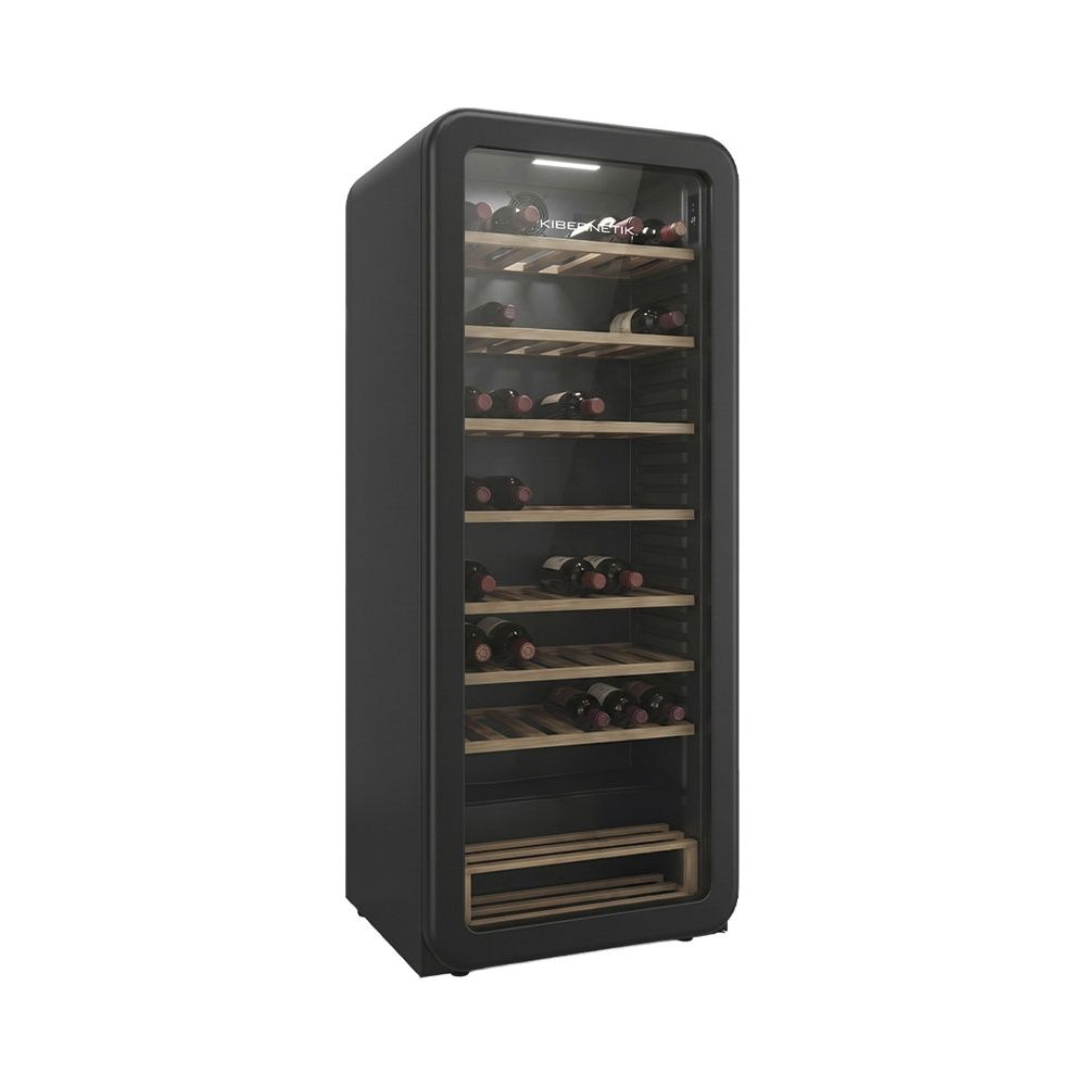 Una cantinetta per vini nera con porta in vetro e ripiani in legno, piena di bottiglie di vino.