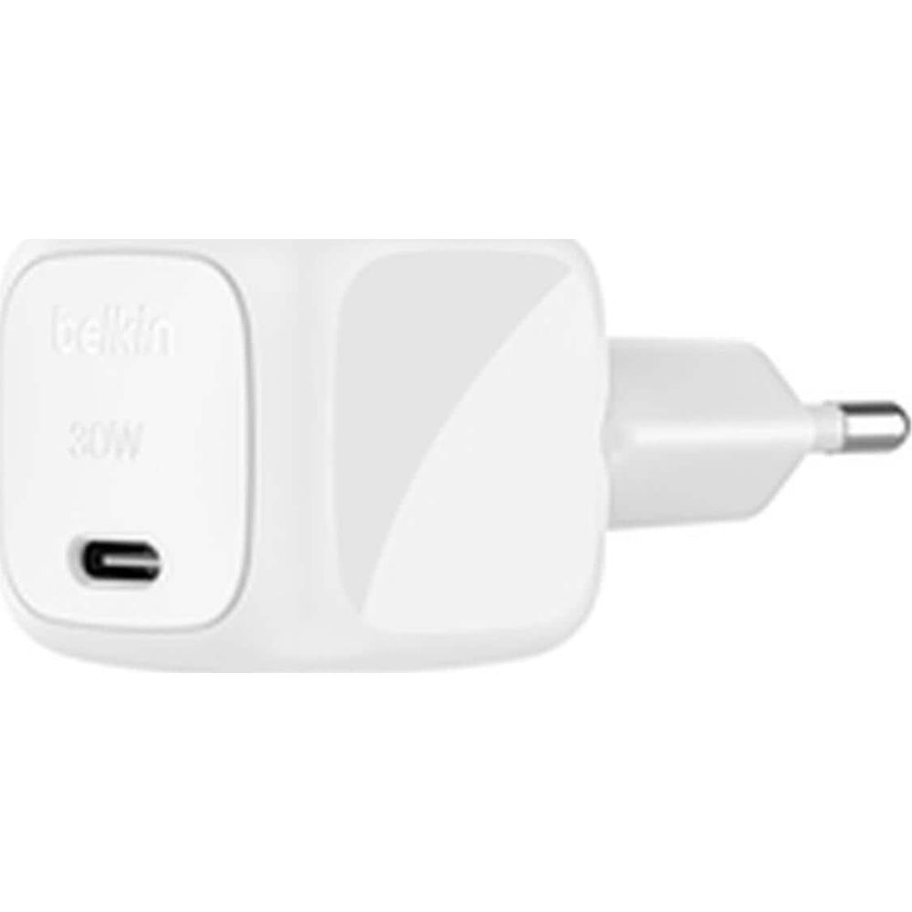 Cargador de pared USB-C Belkin 30W blanco con enchufe europeo sobre fondo blanco.