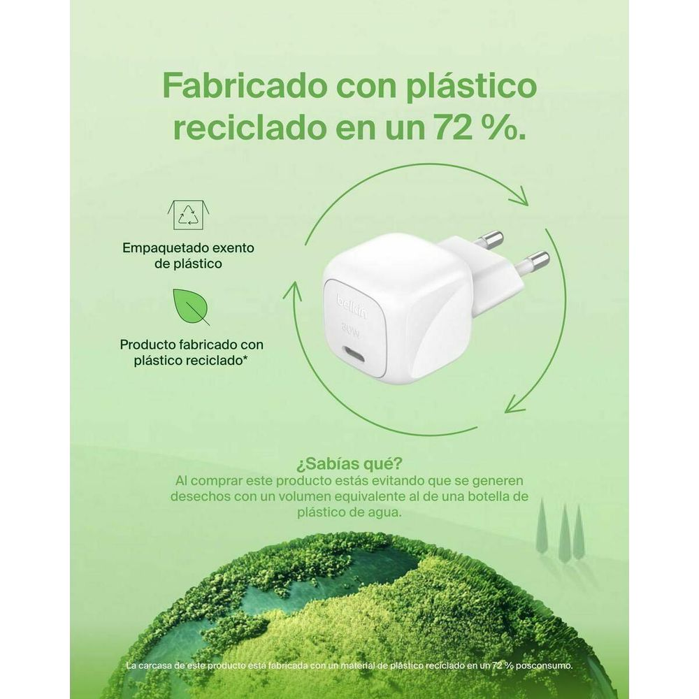 Cargador de pared Belkin blanco sobre fondo verde, destacando 72% de plástico reciclado y empaque sin plástico.