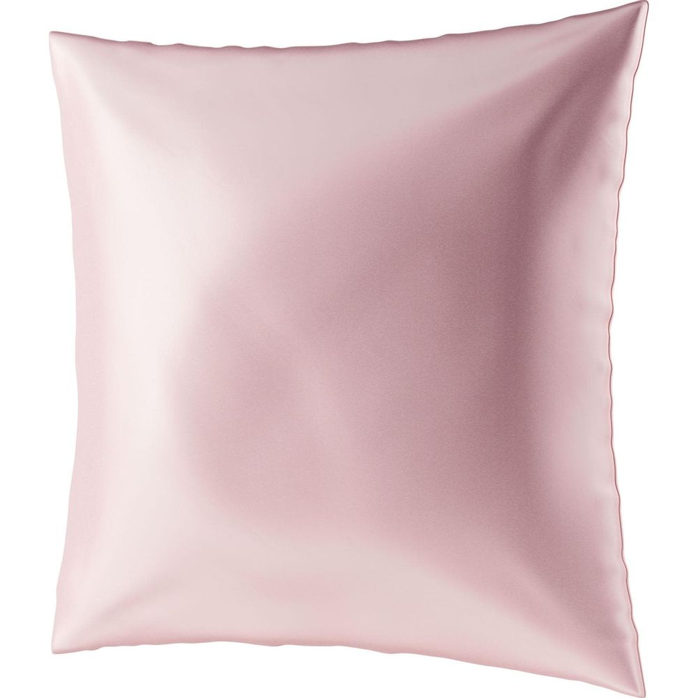 Ein quadratisches Kissen aus zartrosa Satin vor schlichter weißer Kulisse.