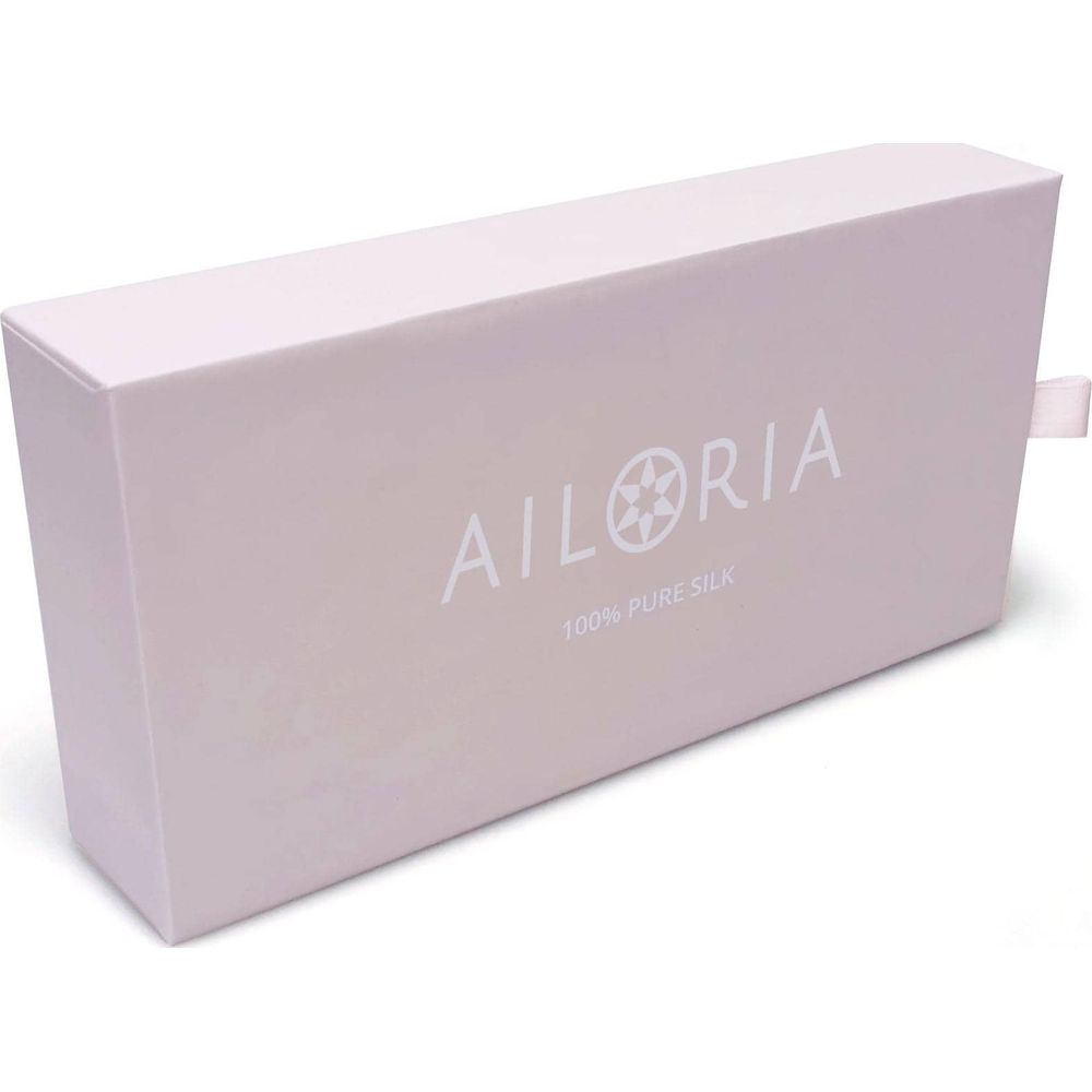 Eine rosafarbene rechteckige Schachtel mit der Aufschrift AILORIA und 100% PURE SILK auf der Vorderseite.
