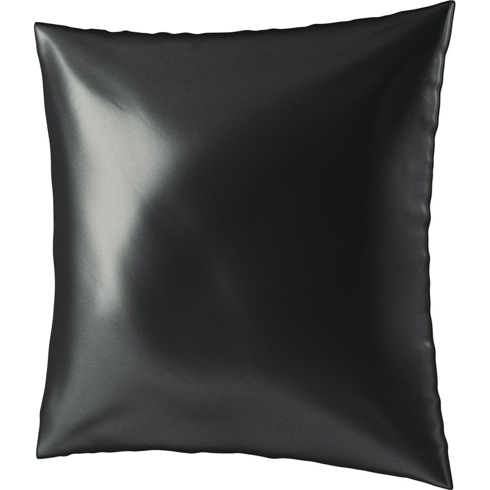Ein quadratisches Kissen aus schwarzem Satin vor weißem Hintergrund.